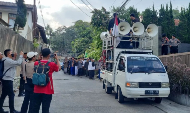 Aliansi Forum Santri Nusantara Bandung Raya menggeruduk kediaman pribadi Atalia Praratya di Bandung, Jawa Barat, Selasa (14/10/2025). [Dok. Polisi]